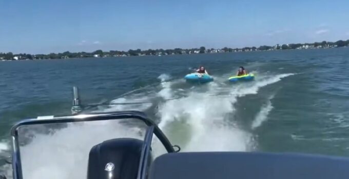How to Pull Two Tubes Behind a Boat