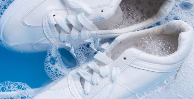 Can Laundry Detergent in Hot Water Stain Cloth Shoes