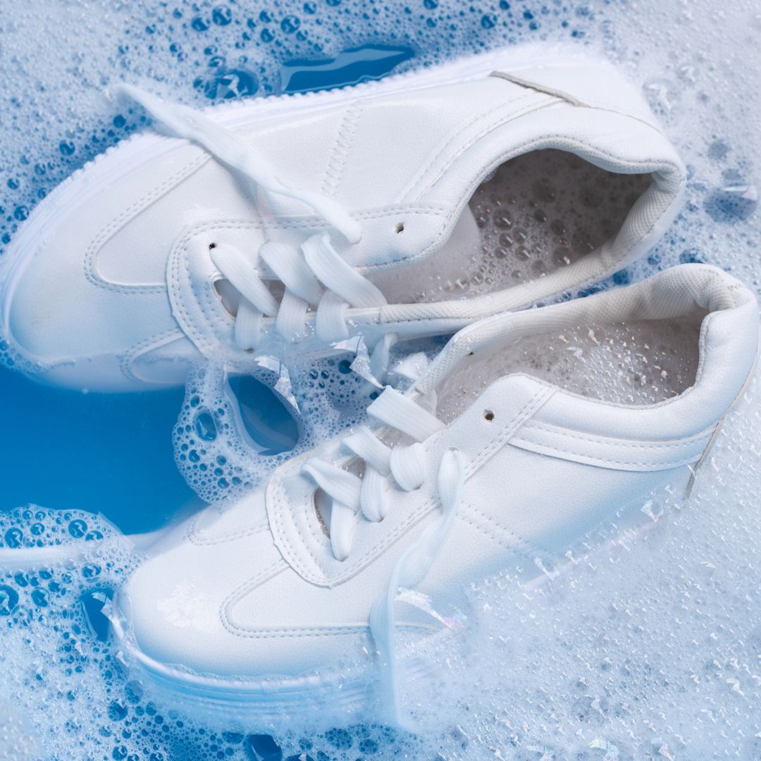 Can Laundry Detergent in Hot Water Stain Cloth Shoes