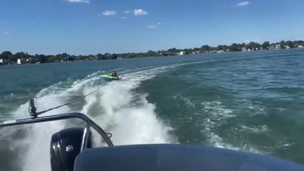 Can Pontoon Boat Pull Tubes